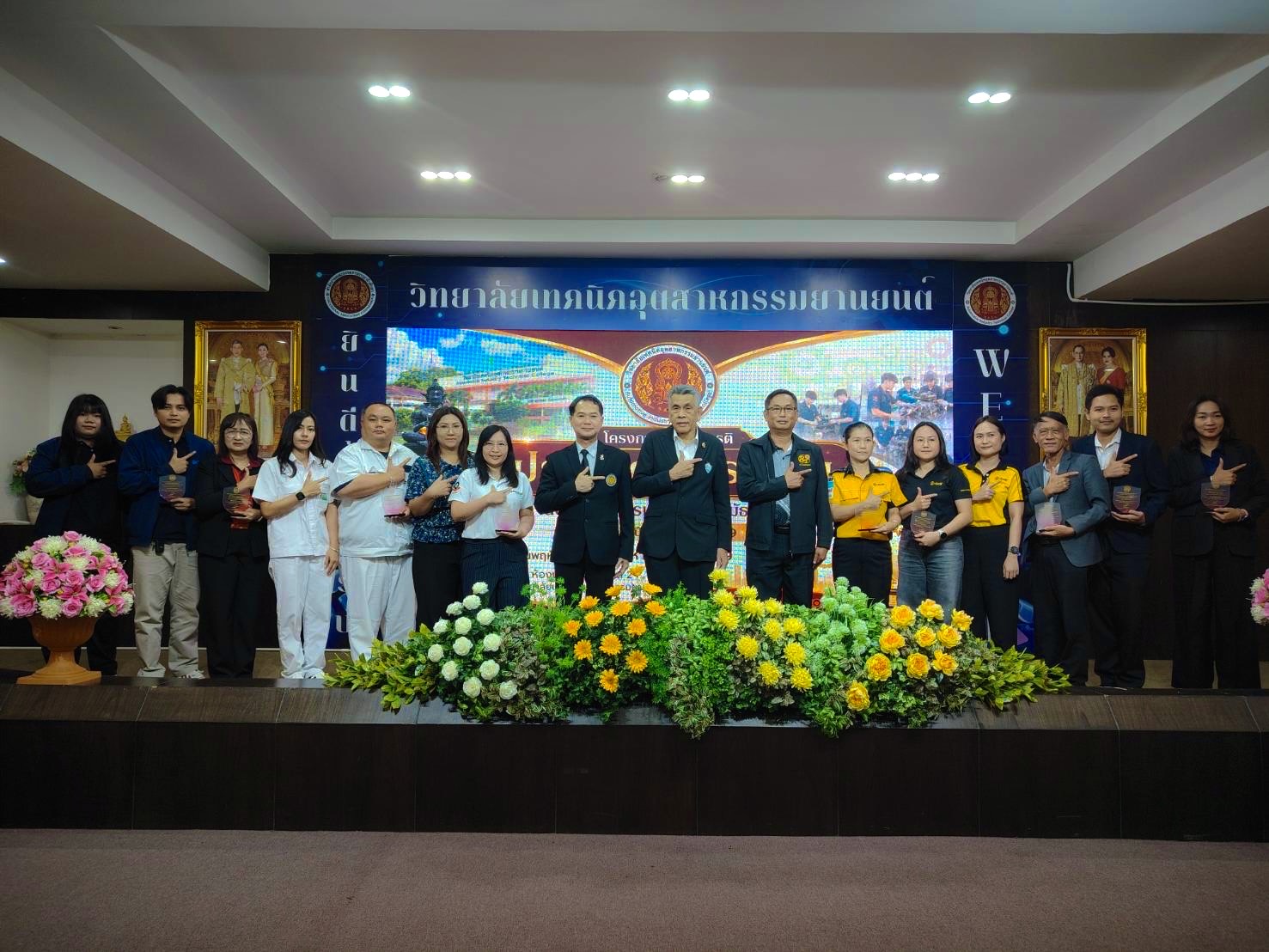 ภาพถ่ายร่วมผู้บริหาร คณะครู และสถานประกอบการชั้นนำ